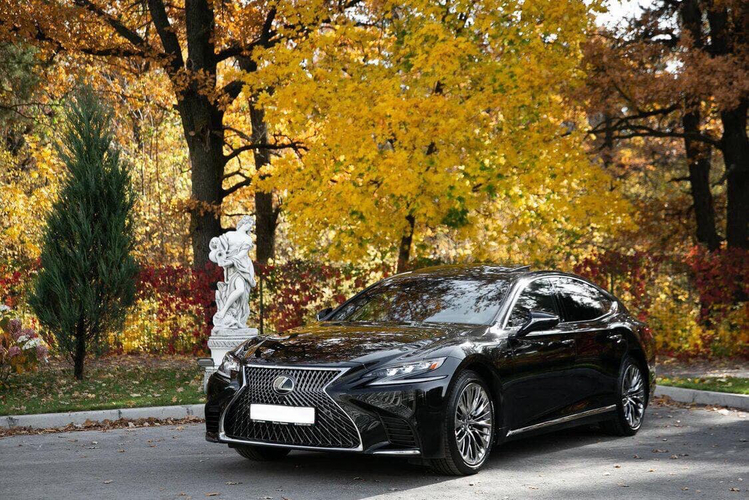 Lexus LS500 AWD срочный-выкуп24.рф