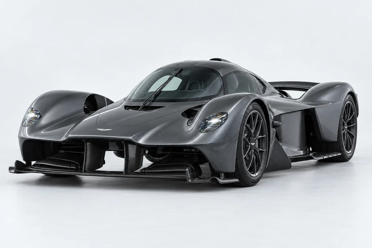 Aston Martin Valkyrie — вид спереди в три четверти