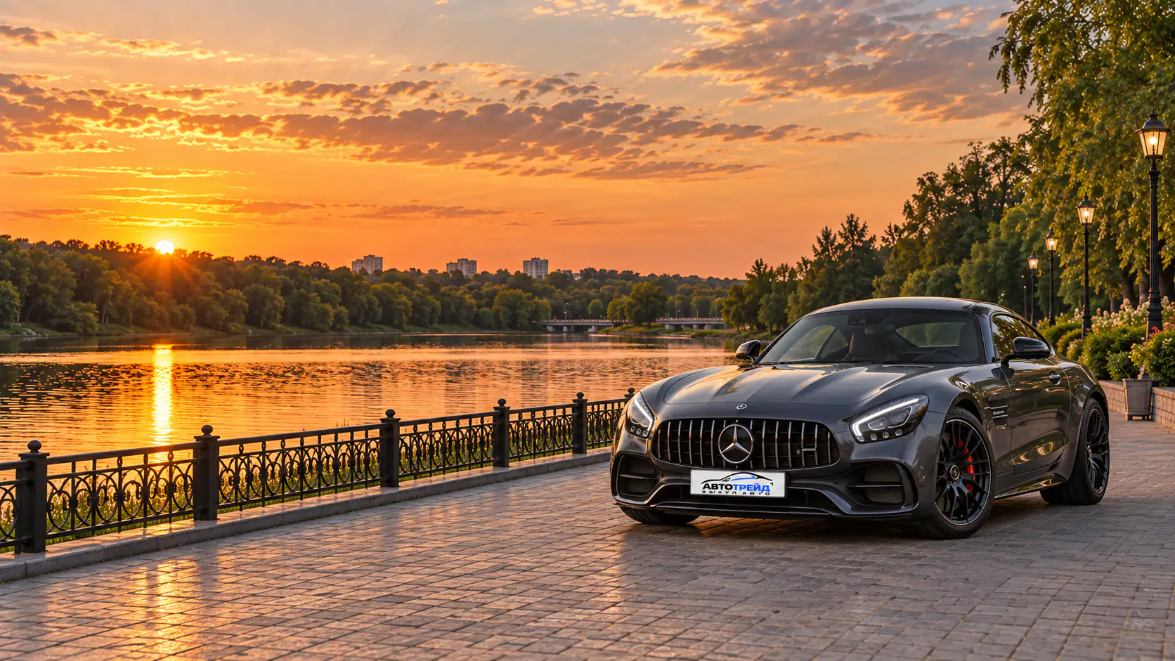Mercedes-AMG GT с логотипом Автотрейд на номере на фоне заката у Пехорки