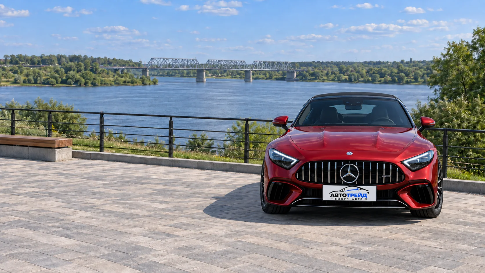 Mercedes-AMG SL 63 с логотипом Автотрейд: Набережная Оки, терраса с видом на железнодорожный мост, Кашира