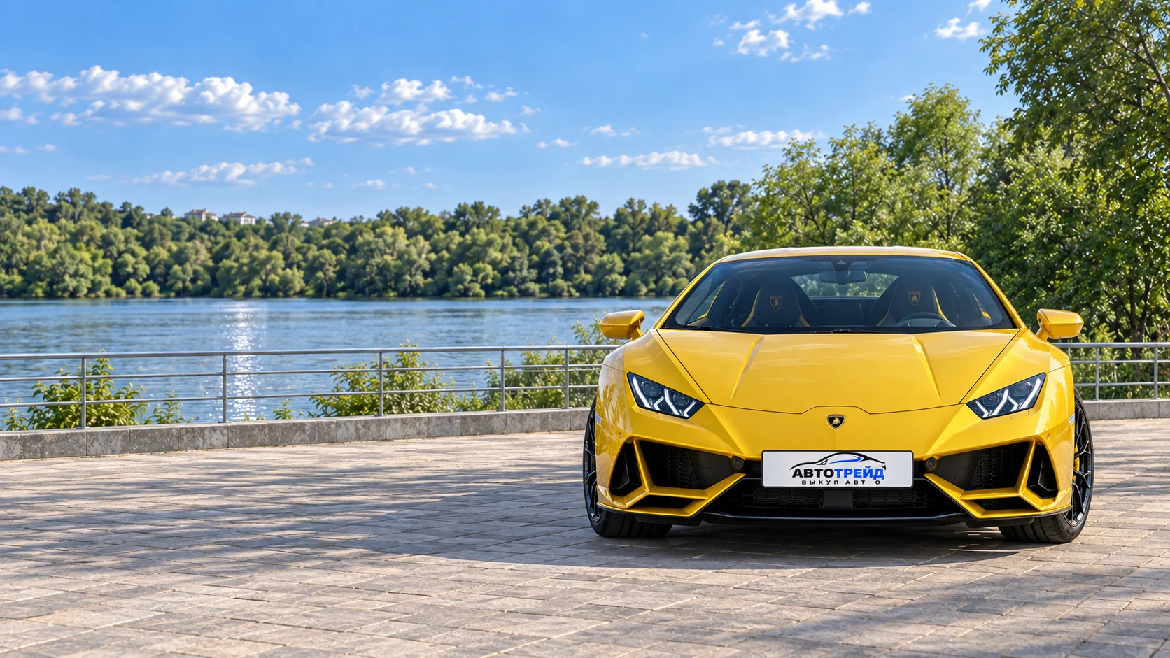 Lamborghini Huracan EVO с логотипом Автотрейд: Борисоглебское озеро, набережная Раменского городского парка, Раменское