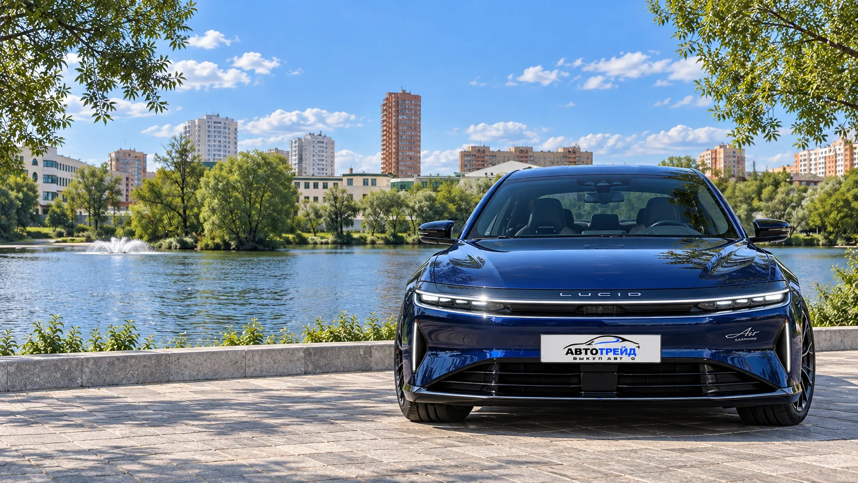 Lucid Air Sapphire с логотипом Автотрейд: Фабричный пруд, вид через воду на городскую застройку, Реутов