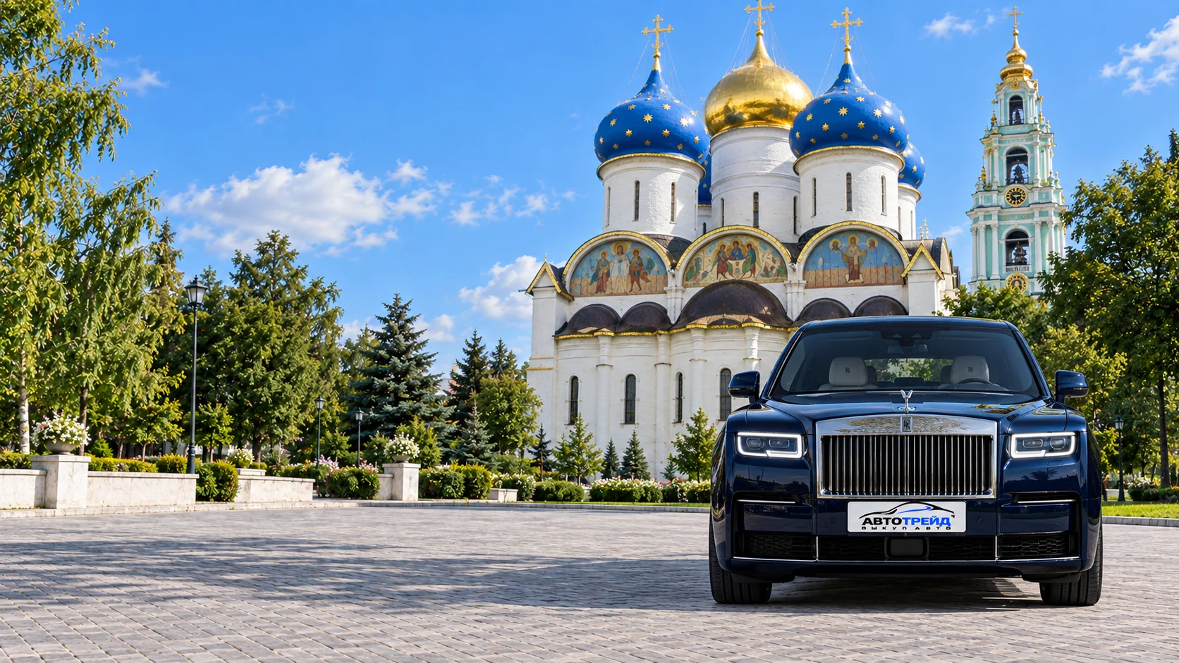Rolls-Royce Ghost с логотипом Автотрейд на фоне достопримечательности: Троице-Сергиева лавра, Успенский собор