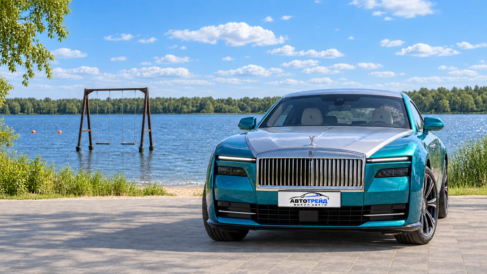 Rolls-Royce Spectre с логотипом Автотрейд: Городской пляж озера Святое, Шатура, качели в воде, Шатура