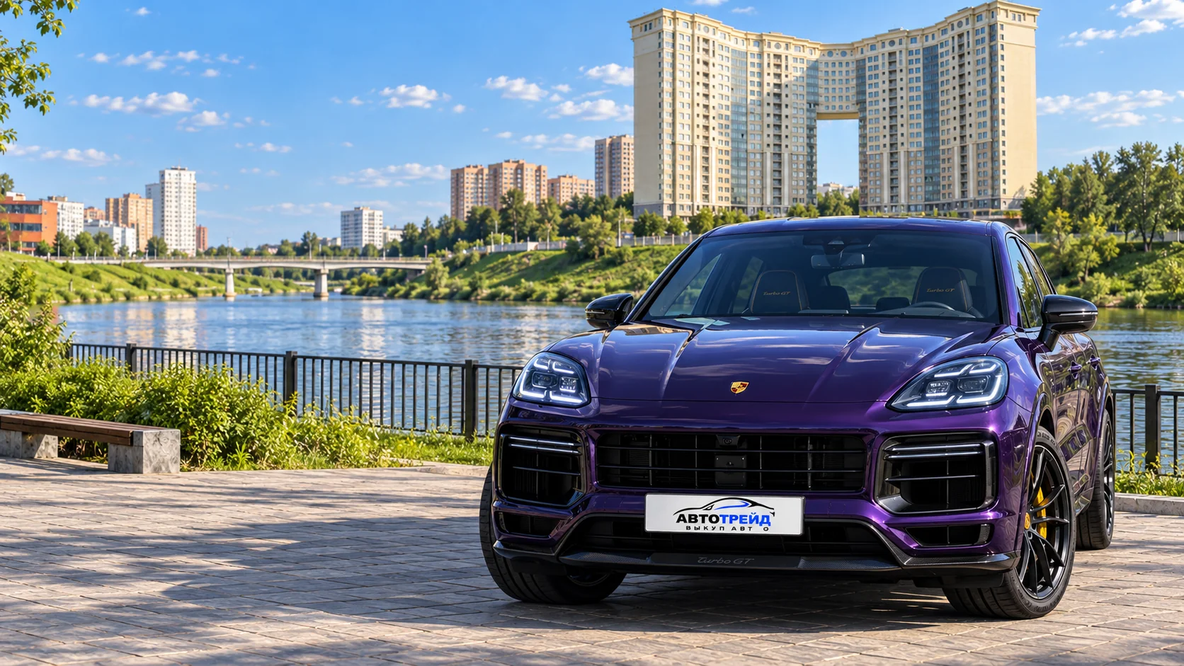 Porsche Cayenne Turbo GT с логотипом Автотрейд: Набережная Клязьмы, крупный жилой дом с прямоугольной аркой и переходом между крыльями, Щёлково
