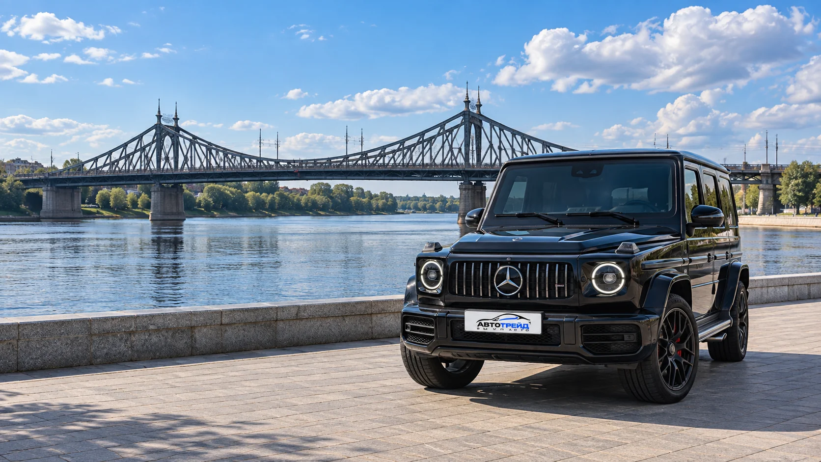 Mercedes-Benz G63 AMG с логотипом Автотрейд: Волга и Староволжский мост, Тверь